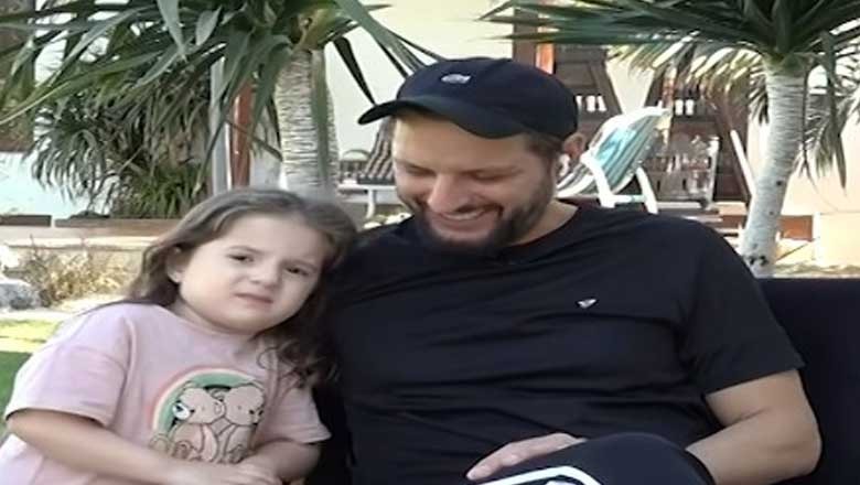 شاہد آفریدی کی بیٹی ٹی وی شو کے دوران سامنے آگئی