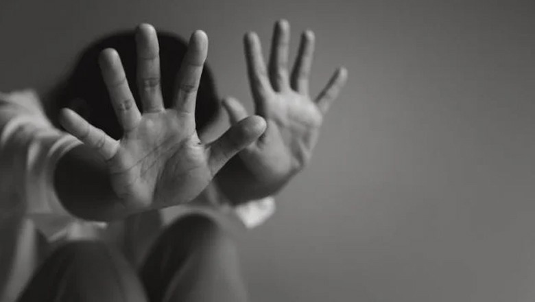 کراچی، کوچنگ سینیٹر میں بحث کرنے پر ٹیچر نے طالبہ پر تیزاب پھینک دیا