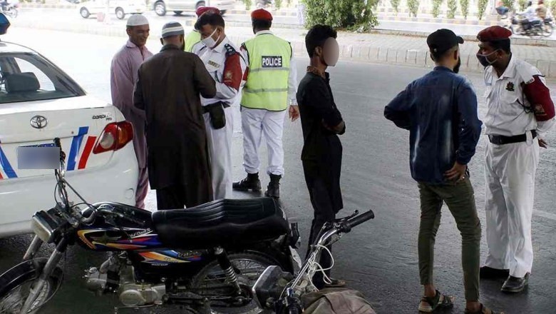 کراچی، 10 ہزار ٹریفک چالان سے یومیہ 1 کروڑ روپے وصولیوں کا انکشاف