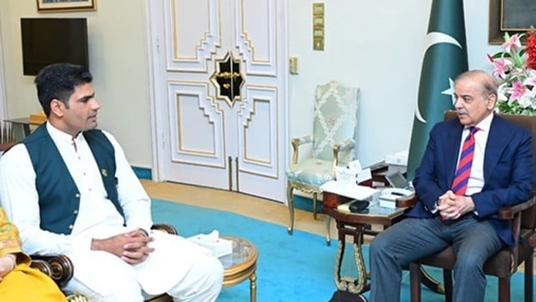 وزیراعظم کی ارشد ندیم سے ملاقات، 25 لاکھ روپے کا چیک دے دیا