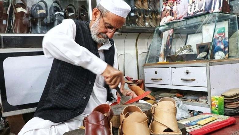 پی ٹی آئی چیئرمین کی پشاوری چپل بنانے والے چاچا نور دین کو بھی صدارتی ایوارڈ سے نوازا گیا