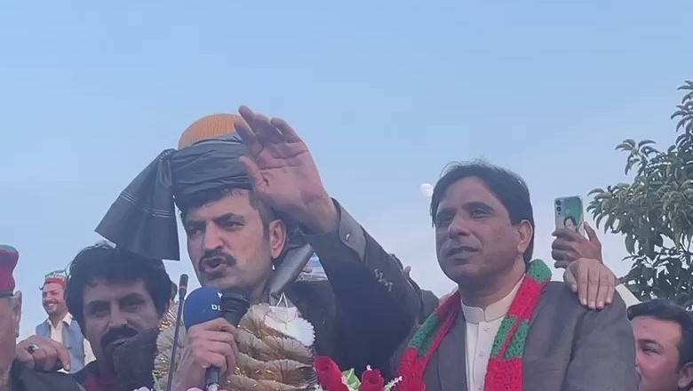 ’ابھی بات چل رہی ہے‘ شیر افضل مروت نے پی ٹی آئی کارکنان کو ’ڈیزل‘ کے نعروں سے روک دیا