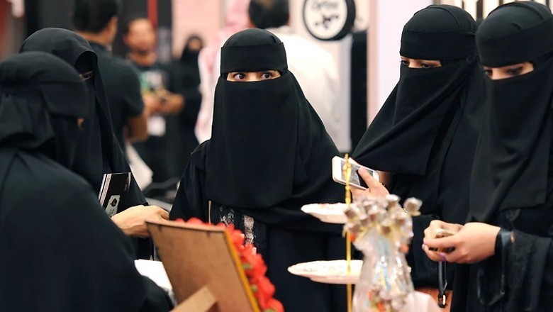 بھارت میں حجاب کرنے والی خواتین پر زمین تنگ ہونے لگی