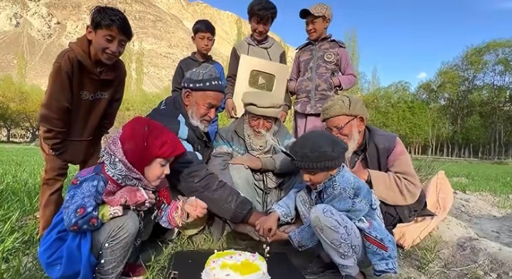 محمد شیراز کو گولڈن پلے بٹن مل گیا