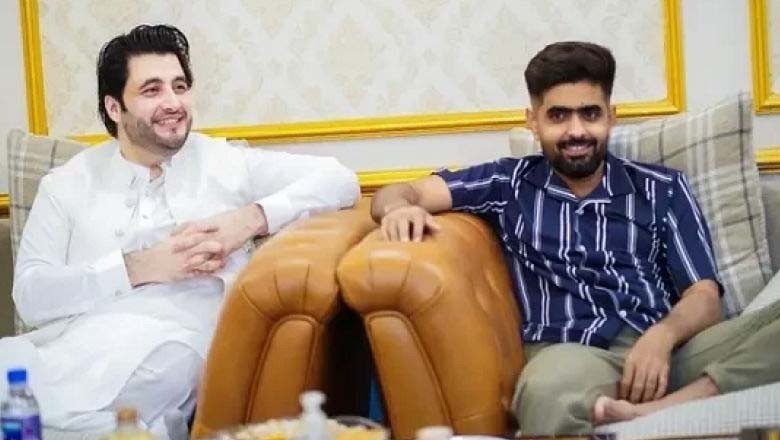 جاوید آفریدی نے بابر اعظم کو قیمتی چیز تحفے میں دیدی۔۔؟