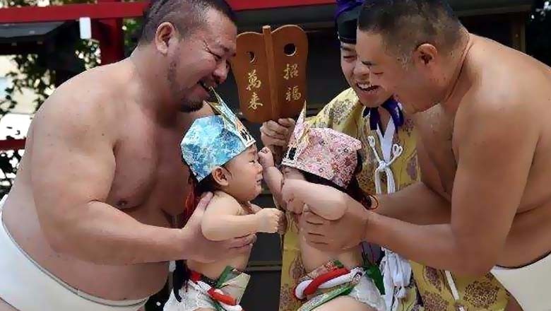 جاپان میں بچوں کو پہلوانوں سے رلوانے کا انوکھا مقابلہ