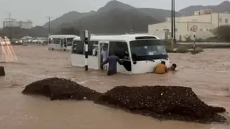سلطنت عمان کے مختلف علاقوں میں بارشیں، سیلاب کا الرٹ جاری