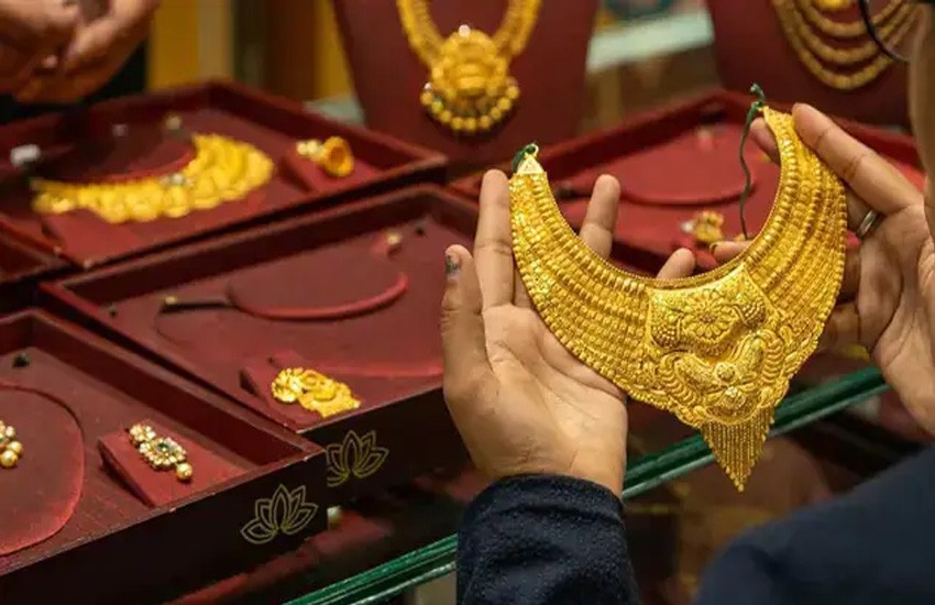عالمی مارکیٹ میں اضافے کے باوجود پاکستان میں سونے کی قیمت میں بڑی کمی