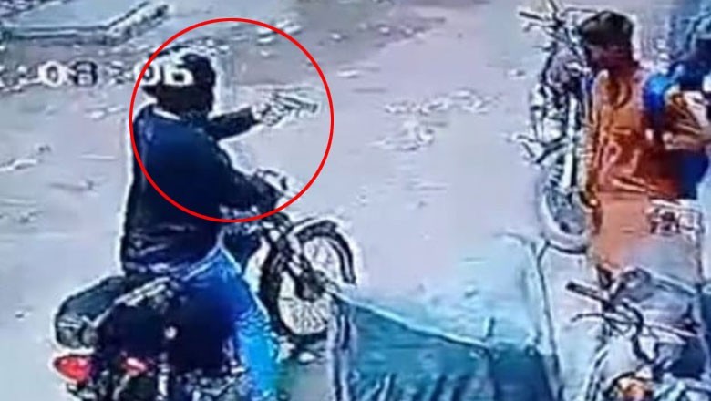 کراچی میں ایک ڈاکو دکاندار سے پچاس لاکھ روپے چھین کر لے گیا