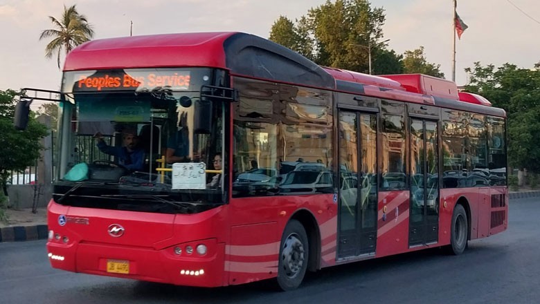 پیپلزبس میں سفر کرنے والوں کیلیے بڑی خوشخبری، نقد کرایے سے جان چھوٹ گئی