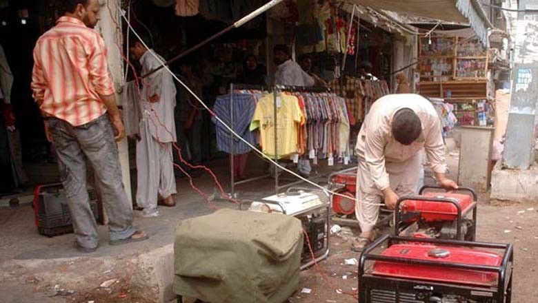کراچی میں شدید گرمی کے دوران بدترین لوڈشیڈنگ، شہری بلبلا اٹھے