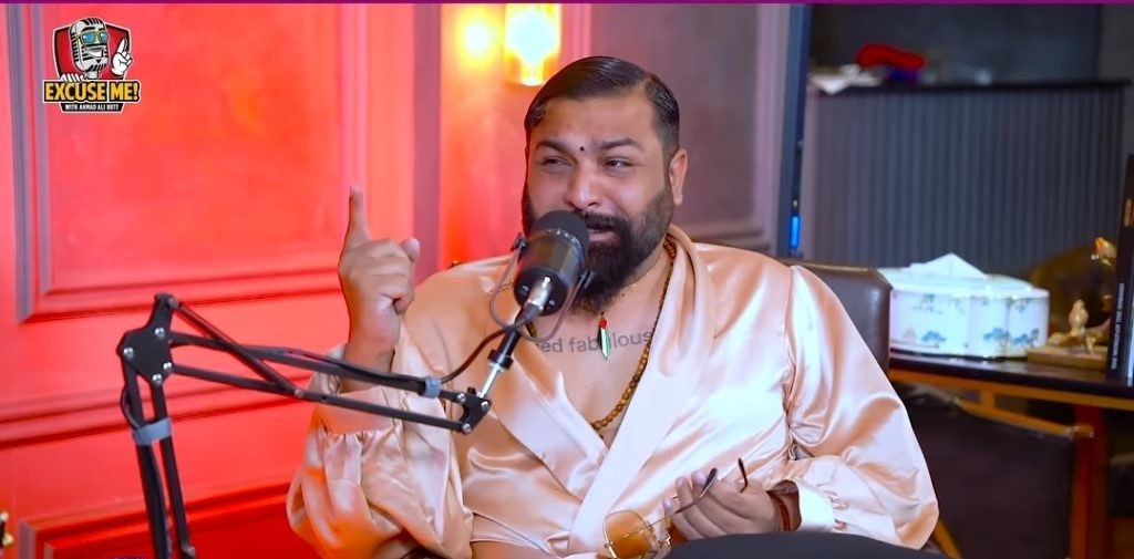 معروف فیشن ڈیزائنر اپنے ساتھ ناروا سلوک کا بتاتے ہوئے رو پڑے