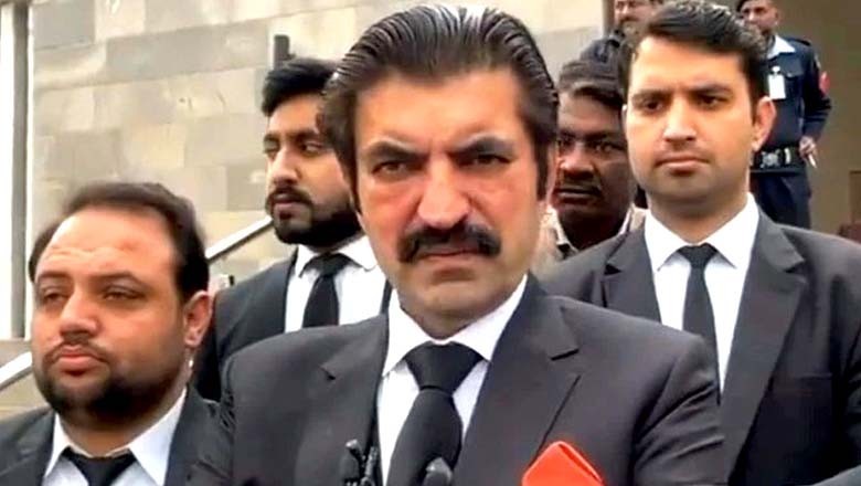 شیر افضل مروت کو نکالنے پر پی ٹی آئی کے دو اہم رہنماؤں میں تلخ کلامی