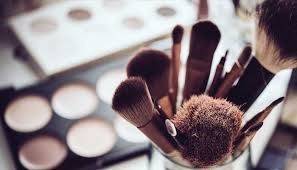 بیوٹی پارلر کی مالکن کے موبائل سے متعدد خواتین کی نیم برہنہ تصاویر برآمد