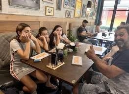 ریسٹورنٹ میں موبائل استعمال نہ کرنے والوں کو 10 فیصد خصوصی ڈسکاؤنٹ