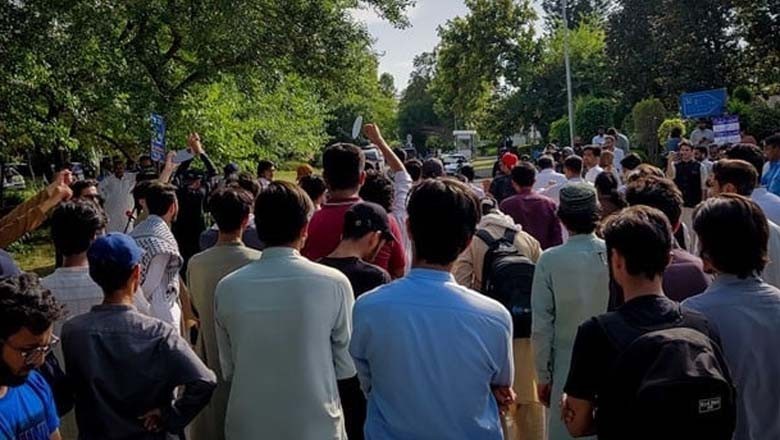 اسلام آباد : پاکستانی طلبہ پر حملوں کیخلاف کرغز سفارتخانے کے باہر احتجاج