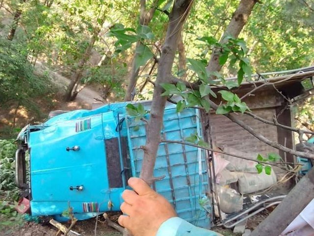 ایبٹ آباد میں مسافر جیپ کھائی میں گرنے سے بچے اور خواتین سمیت 6 افراد جاں بحق