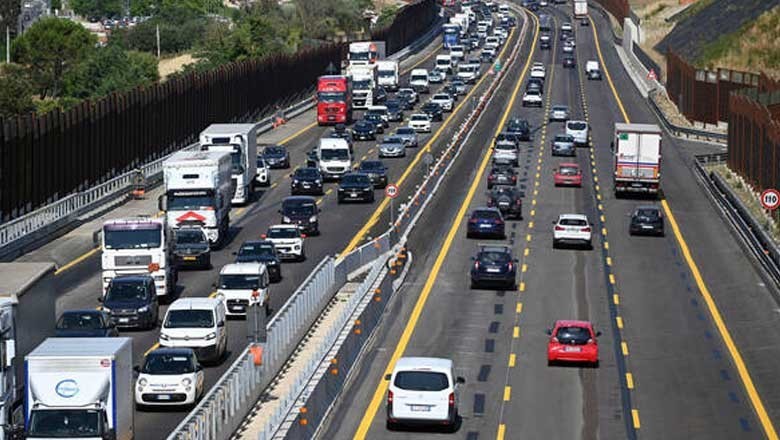 خاتون نے ایک مضمون میں نمبر کم آنے پر بیٹی کو مصروف سڑک پر پھینک دیا