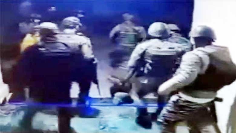 اہلکار کی گرفتاری پر بھارتی فوج کا تھانے پر حملہ، پولیس اہلکاروں پر تشدد