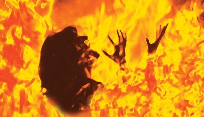 مظفر گڑھ میں سسرالیوں نے لڑکی کو آگ میں جھونک دیا