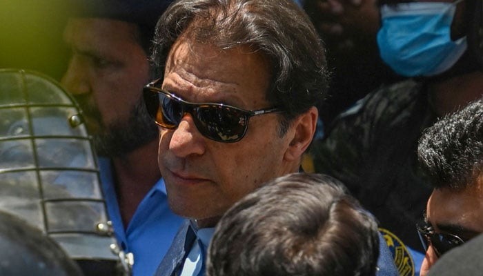 عمران خان متنازع ٹویٹ کر ڈٹ گئے، ویڈیو نہ دیکھنے کا بھی اعتراف