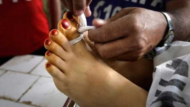 غیرت کے نام پر خاتون ٹیچر قتل، وین سے اتار کر گولی ماری گئی