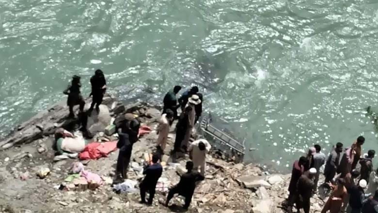 سیاحوں کی گاڑی دریائے نیلم میں گر گئی، 6 افراد جاں بحق، 5 لاپتہ