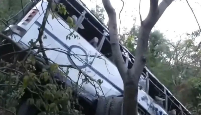 مقبوضہ کشمیر میں ہندو زائرین کی گاڑی پر فائرنگ اور حادثہ، 10 ہلاک