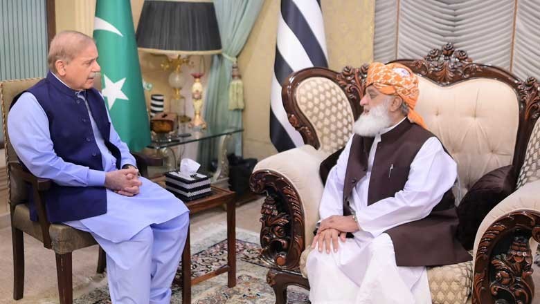 وزیراعظم کی فضل الرحمان سے ملاقات، سیاسی مسائل کی یقین دہانی