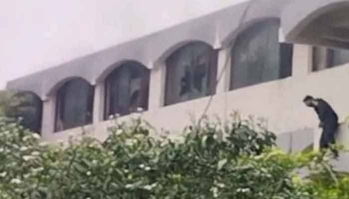 ساہیوال اسپتال آتشزدگی، 13 نومولود کی موت پر گرفتار ڈاکٹر احتجاج پر رہا