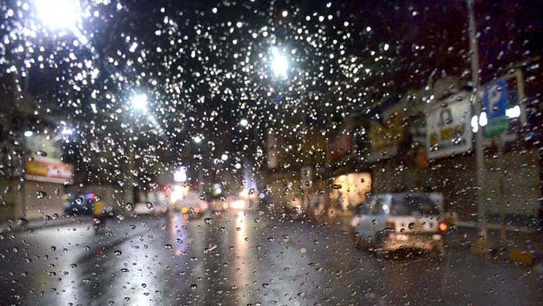 کراچی کے مختلف علاقوں میں ہلکی بارش سے موسم خوشگوار