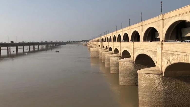 چینی انجینئرز نے سکھر بیراج کے گیٹ پر کام کا آغاز کردیا