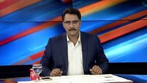 کراچی میں معروف اینکر پر 25 سے زائد نقاب پوشوں کا حملہ، ’ٹانگ توڑ دی‘