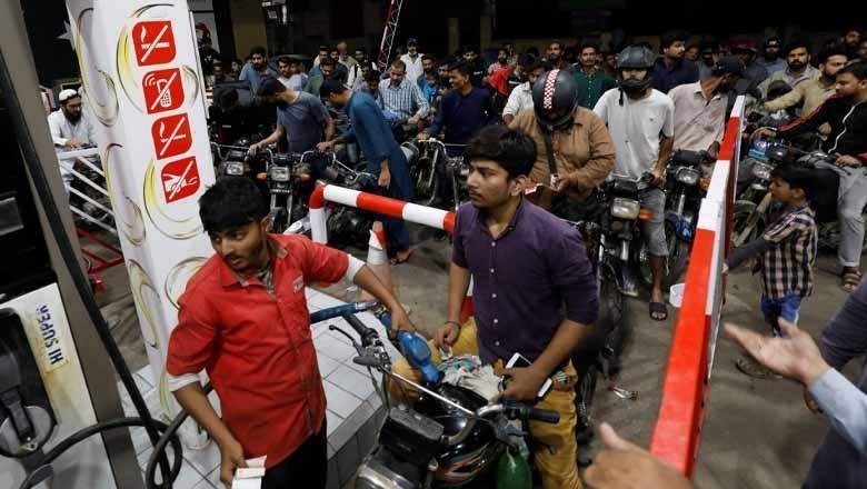 پیٹرول کی قیمت میں 7 روپے اضافہ، ڈیزل 9 روپے سے زائد مہنگا