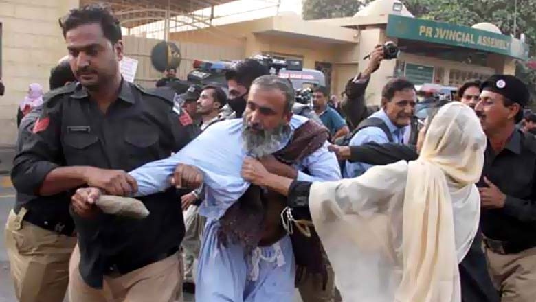 کراچی: اساتذہ کا مستقلی کیلئے سندھ اسمبلی کے باہر احتجاج