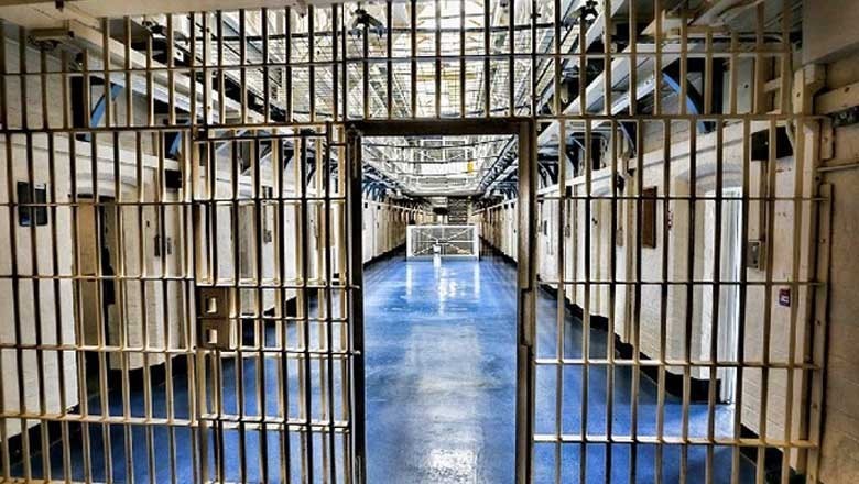 جیلوں میں گنجائش ختم ہونے پر قیدیوں کی رہائی کا فیصلہ