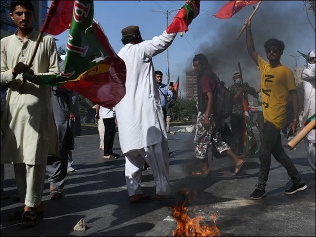 ’پی ٹی آئی پر پابندی لگی تو ملک خانہ جنگی کی طرف جائے گا‘