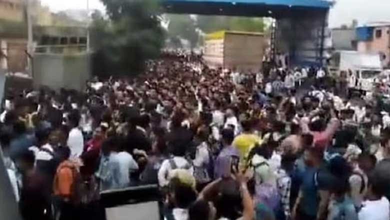 بھارت میں بے روزگاری، لوڈر کی ملازمت کیلیے 25 ہزار نوجوان درخواست لے کر پہنچ گئے