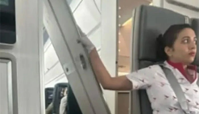 ایئرہوسٹس 16 گھنٹے تک جہاز کے باتھ روم کا دروازہ پکڑ کر کیوں بیٹھی رہی؟