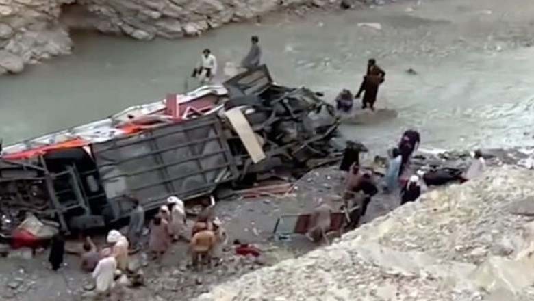 مسافر بس کھائی میں گرنے سے 29 افراد لقمہ اجل بن گئے