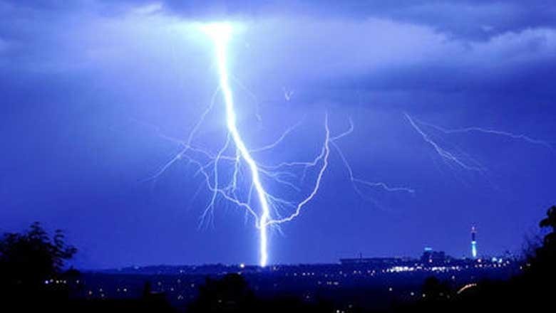 عمر کوٹ میں بارش کے دوران فون پر بات کرنے والا نوجوان آسمانی بجلی کی زد میں آگیا، 2 ہلاک