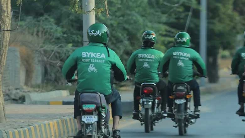 کراچی میں پہلے پیٹرول بھروانے پر آن لائن بائیکیا رائیڈر کو قتل کردیا گیا