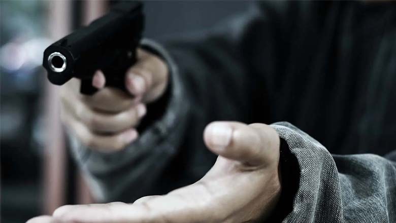 سعودی عرب سے کراچی پہنچنے والی فیملی کو پیچھا کرکے لوٹ لیاگیا