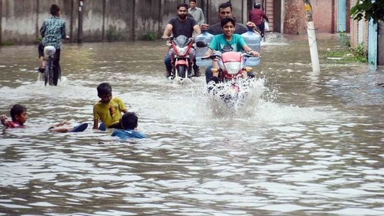 لاہور میں موسلادھار بارش، پانی اسپتال اور گھروں میں داخل