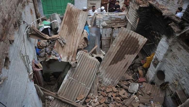 لیاری میں مکان کی چھت گرنے سے 2 افراد جان سے گئے