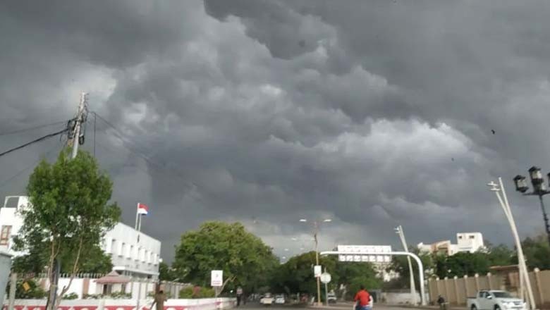 کراچی میں سرمئی بادلوں کے ڈیروں سے موسم خوشگوار