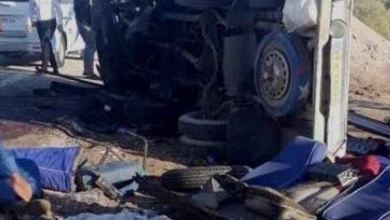 ایران میں پاکستانی زائرین کی بس کو حادثہ، 32 جاں بحق