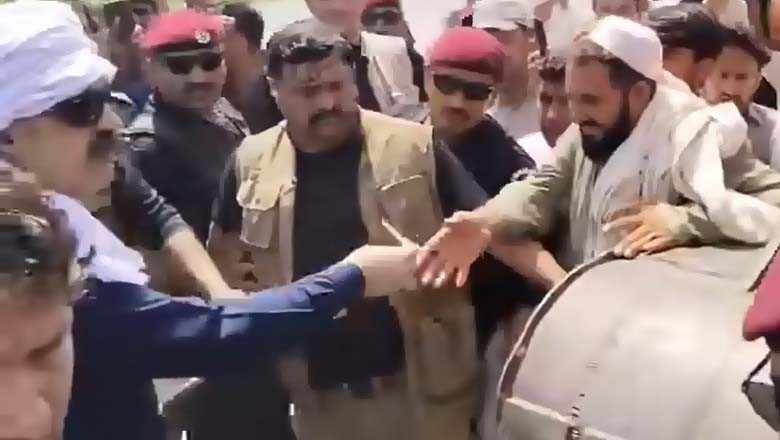 علی امین گنڈاپور نے پی ٹی آئی کارکنوں میں 5، 5 ہزار روپے تقسیم کیے