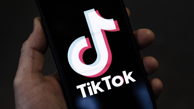 گاڑی سے ٹک ٹاکر سمیت 2 افراد کی لاشیں برآمد