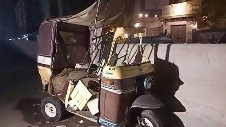 کارساز کے بعد سی ویو پر ٹریفک حادثہ، خاتون نے تیز رفتار گاڑی رکشے کو مار دی